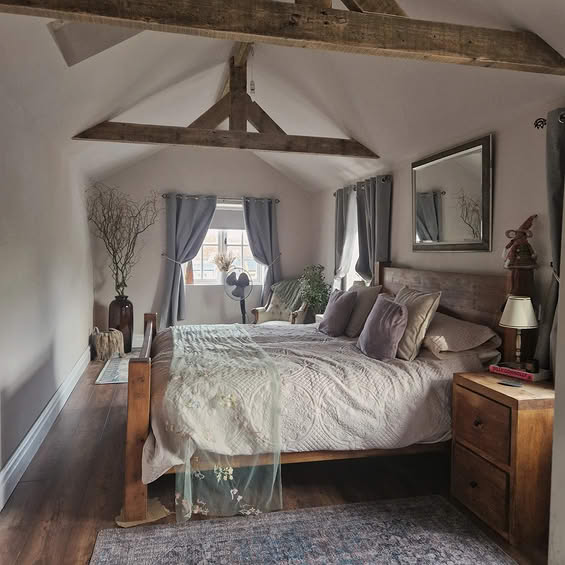 Super King Statement Bed & Matching Chunky Bedside Set